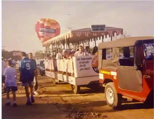 Passeio do Carrossauro com um balão colorido ao fundo.